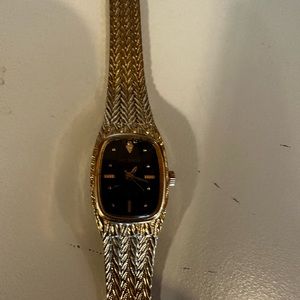 5/$20 Beautiful gold watch